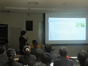 学生報告の様子_s.jpg