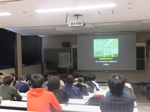 熱心に聴講する学生の様子_s.jpg