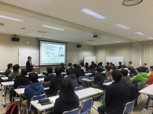 熱心に聴講する学生.JPG