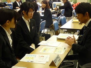 熱心に説明を聞く学生たち①_1.JPG