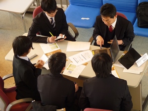 熱心に説明を聞く学生たち②_1.jpg