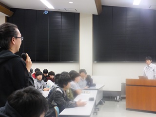 講師に質問する学生の様子.JPG