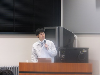 講演を行う古賀研員.JPG
