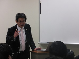 講演を行う坂田講師.JPG