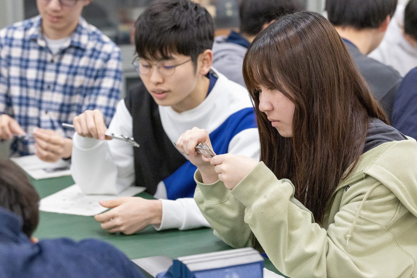 設備を使って学ぶ高専生の様子