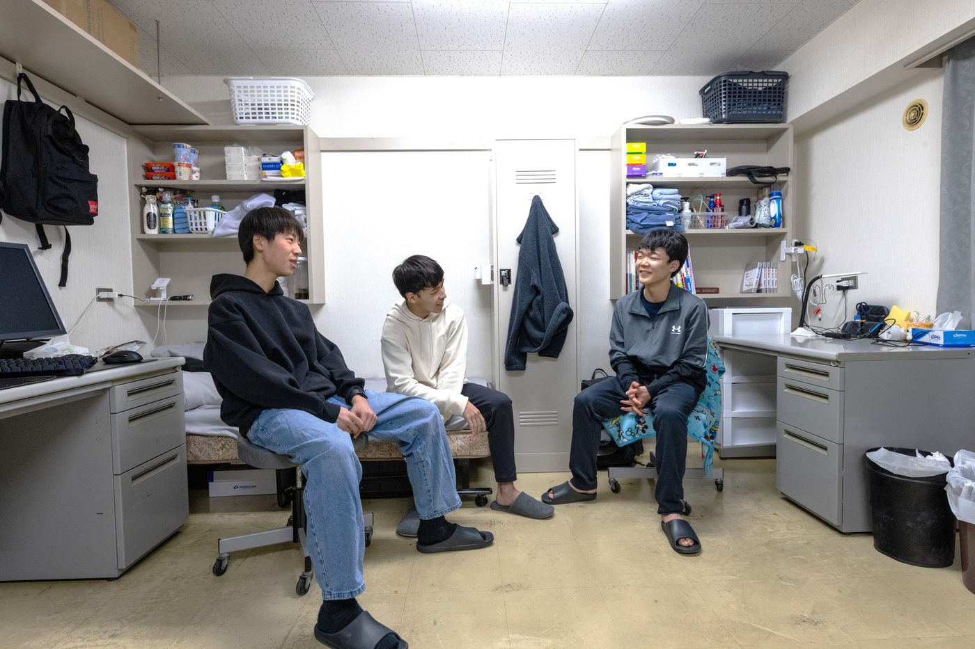 学生寮でくつろぐ高専生の様子