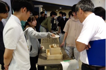 創造演習の活動風景：学生と地域パートナーが議論している様子